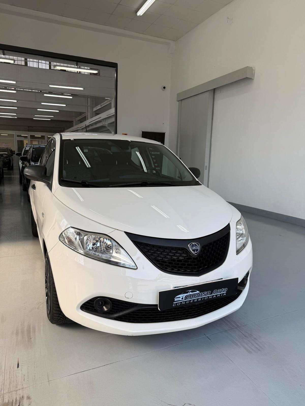 Lancia Ypsilon 1.0 FireFly 5 porte S&S Hybrid Ecochic Silver