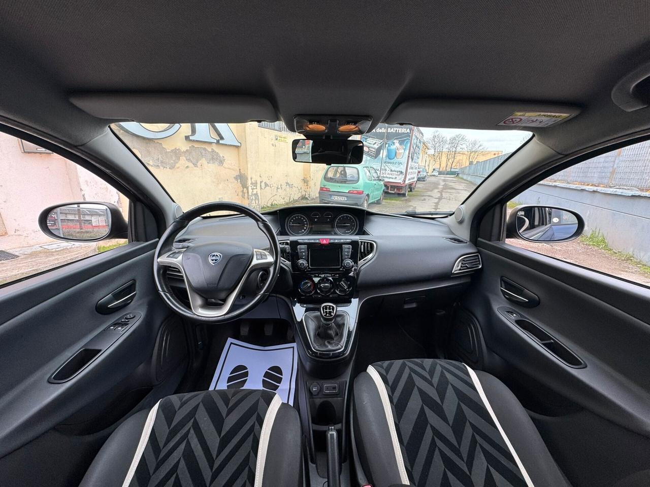 Lancia Ypsilon 0.9 TwinAir 85 CV 5 porte Metano Ecochic Platinum