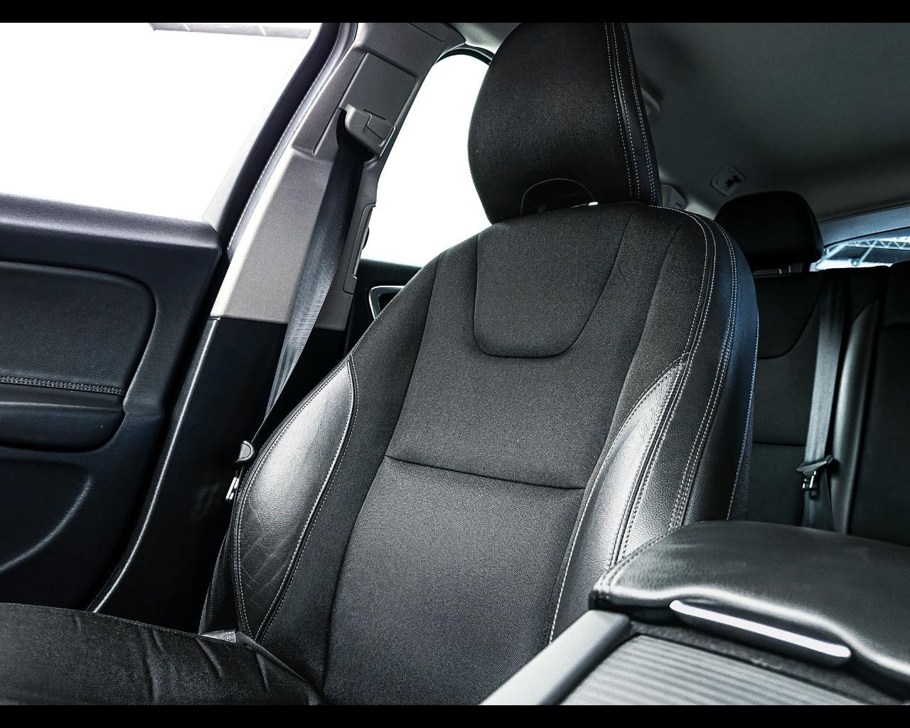 VOLVO V60 CC (2015-2018) - V60 Cross Country D3 Geartronic Busines