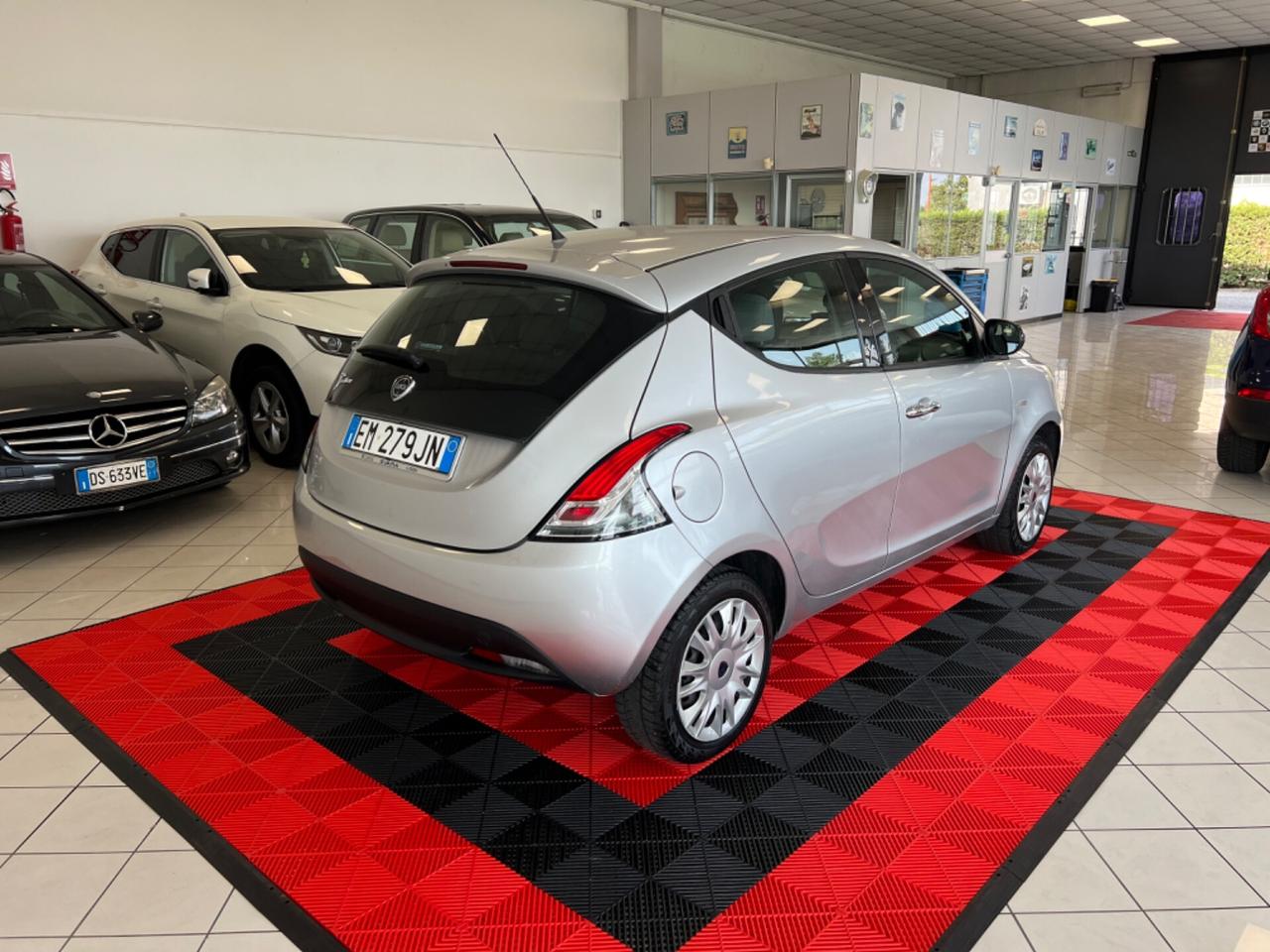 Lancia Ypsilon 1.2 69 CV 5 porte S&S Silver