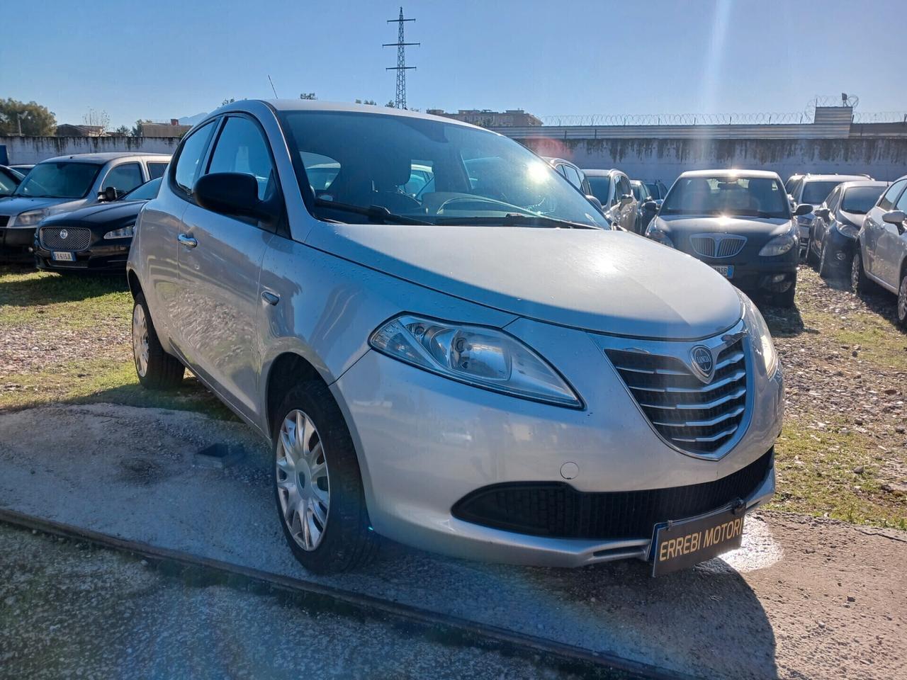 Lancia Ypsilon 0.9 TwinAir 85 CV 5 porte Metano Ecochic Silver
