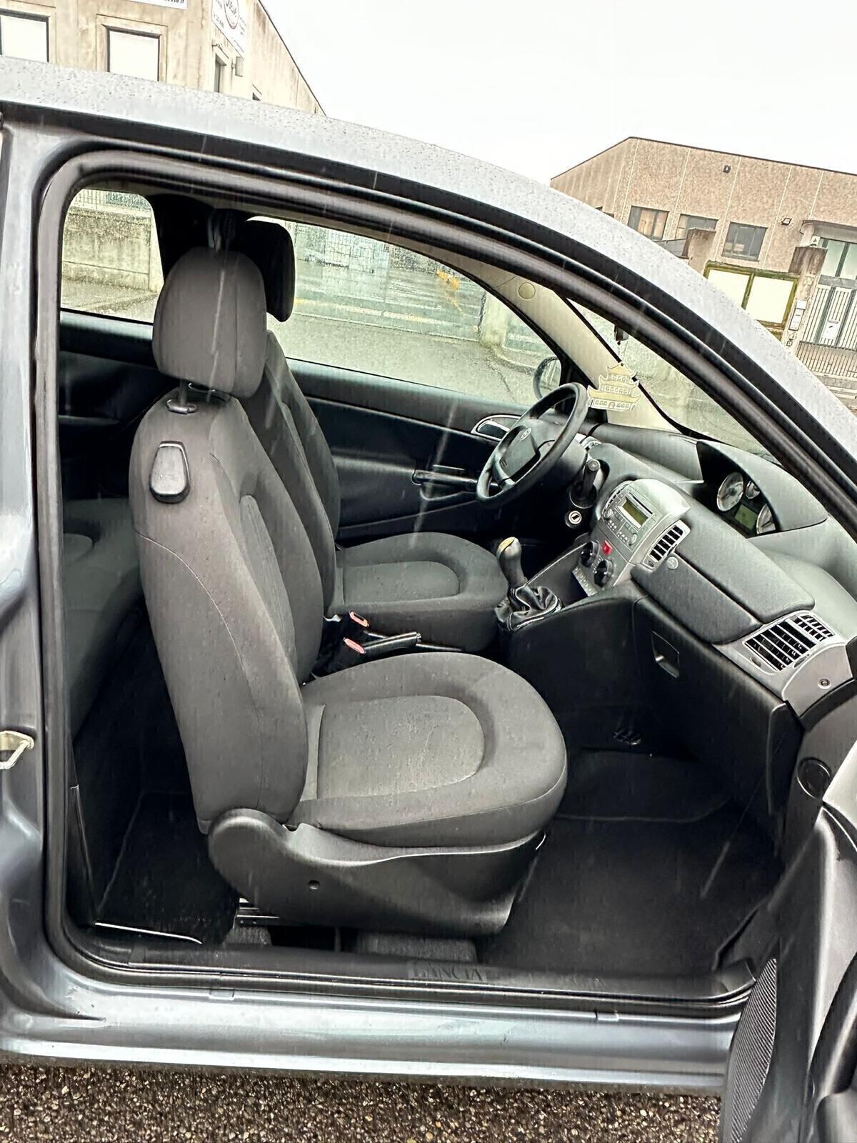 Lancia Ypsilon 1.3 MJT 75 CV Unyca