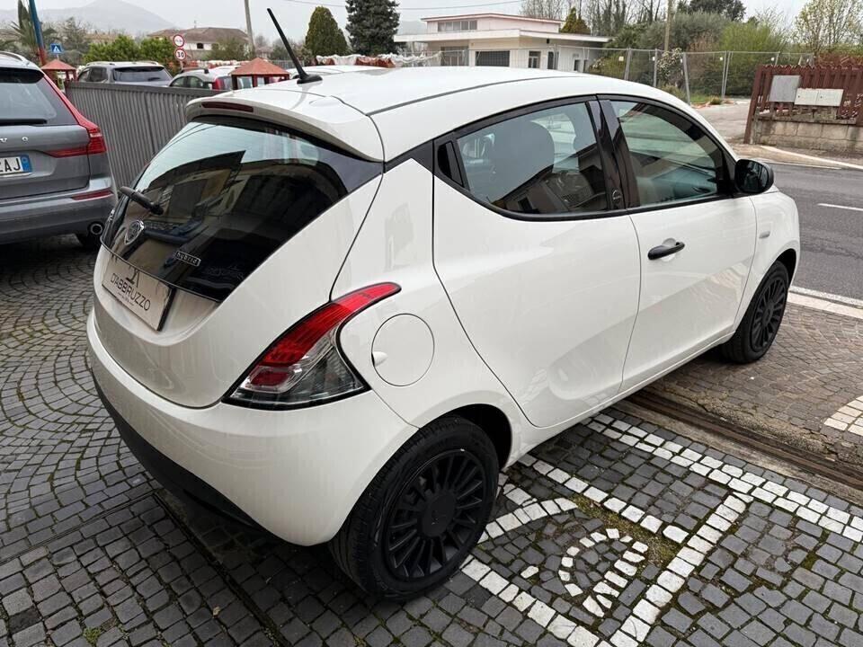 Lancia Ypsilon 1.0 FireFly 5 porte S&S Hybrid Ecochic Silver