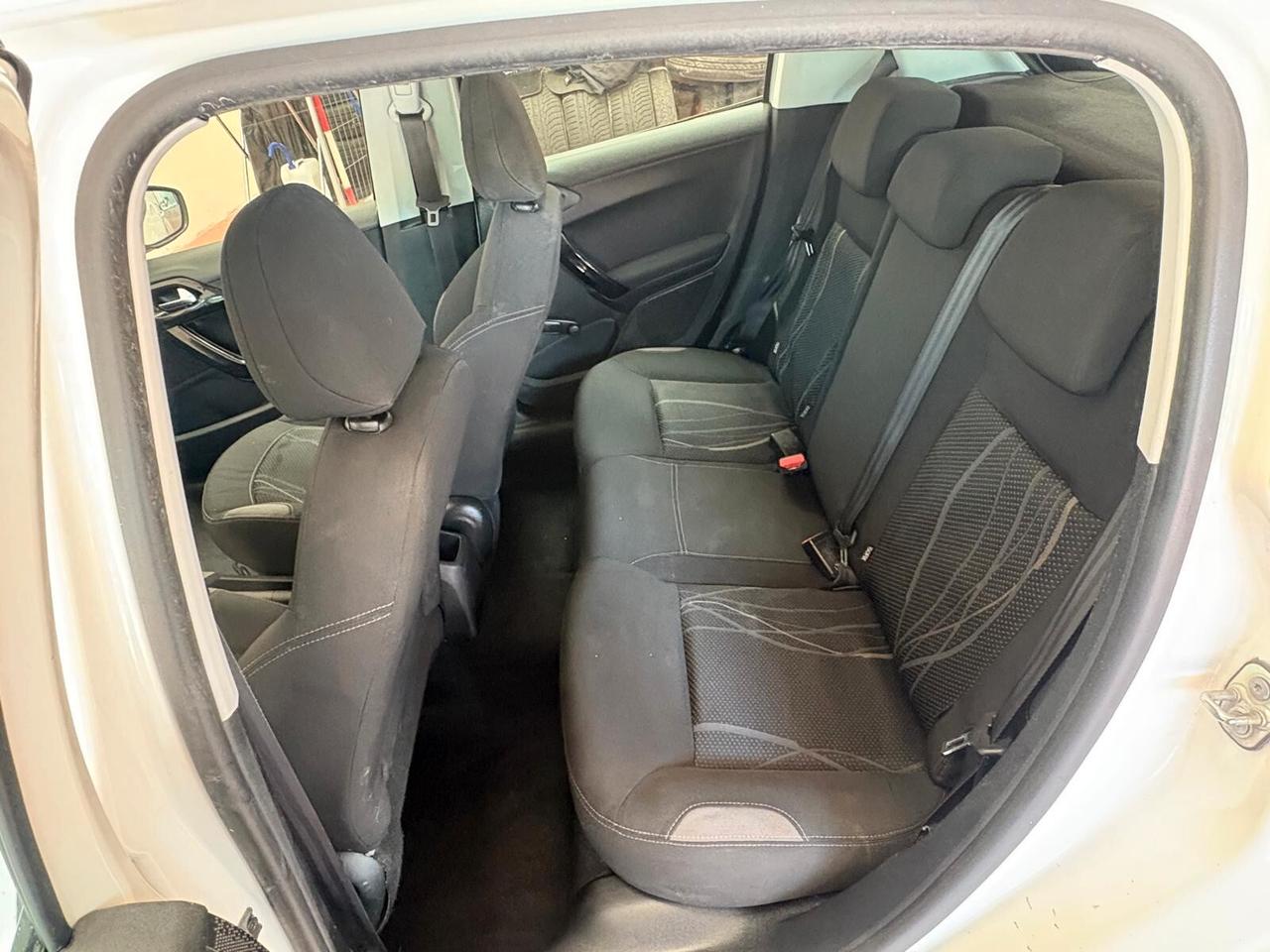 Peugeot 208 Diesel 1.4 HDi CV 68 KW 50 Per NEOPATENTATI Km 191.970 garanzia 12 mesi