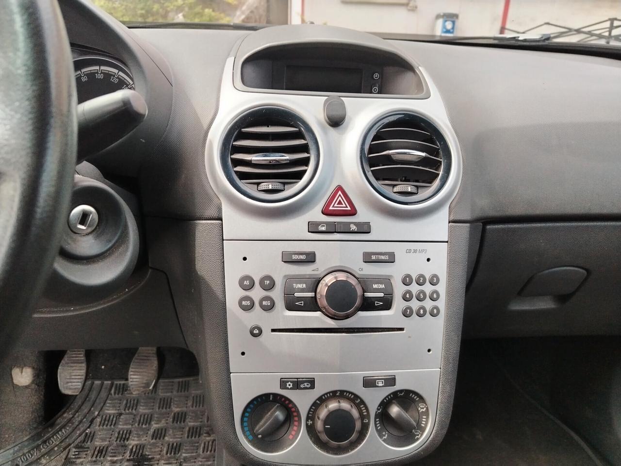 Opel Corsa 1.2 3 porte b-color