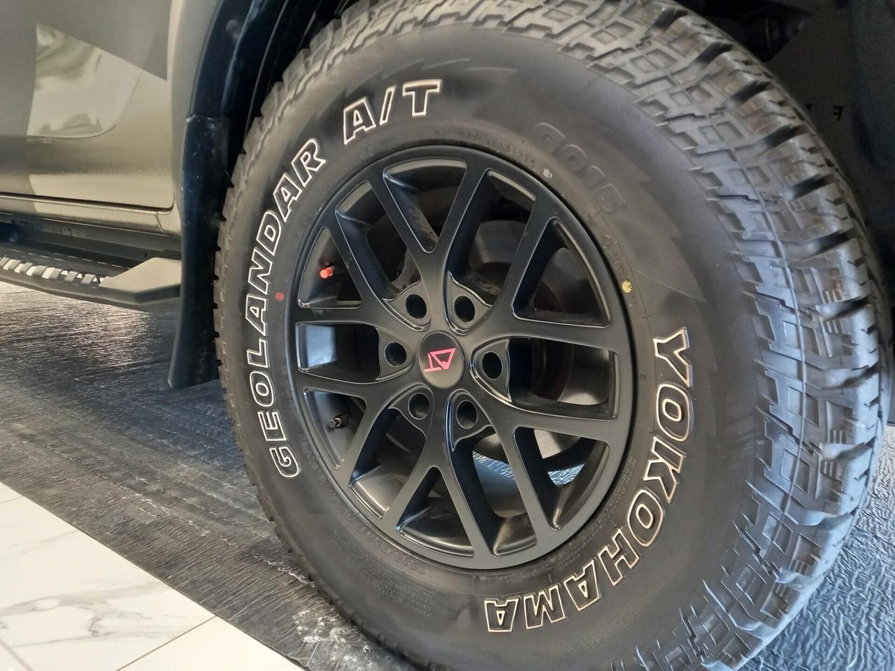 Toyota Hilux 2.8 D A/T 4WD 4 porte Double Cab Invincible