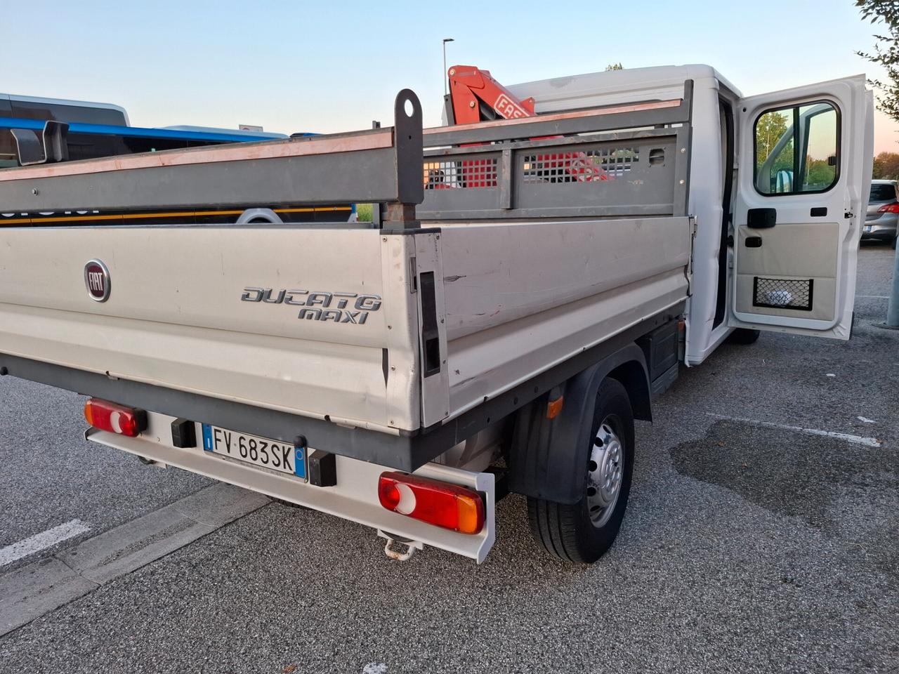 Fiat Ducato 2.3 cassonato con Doppia cabina 7 posti allestito con Gru Fassi
