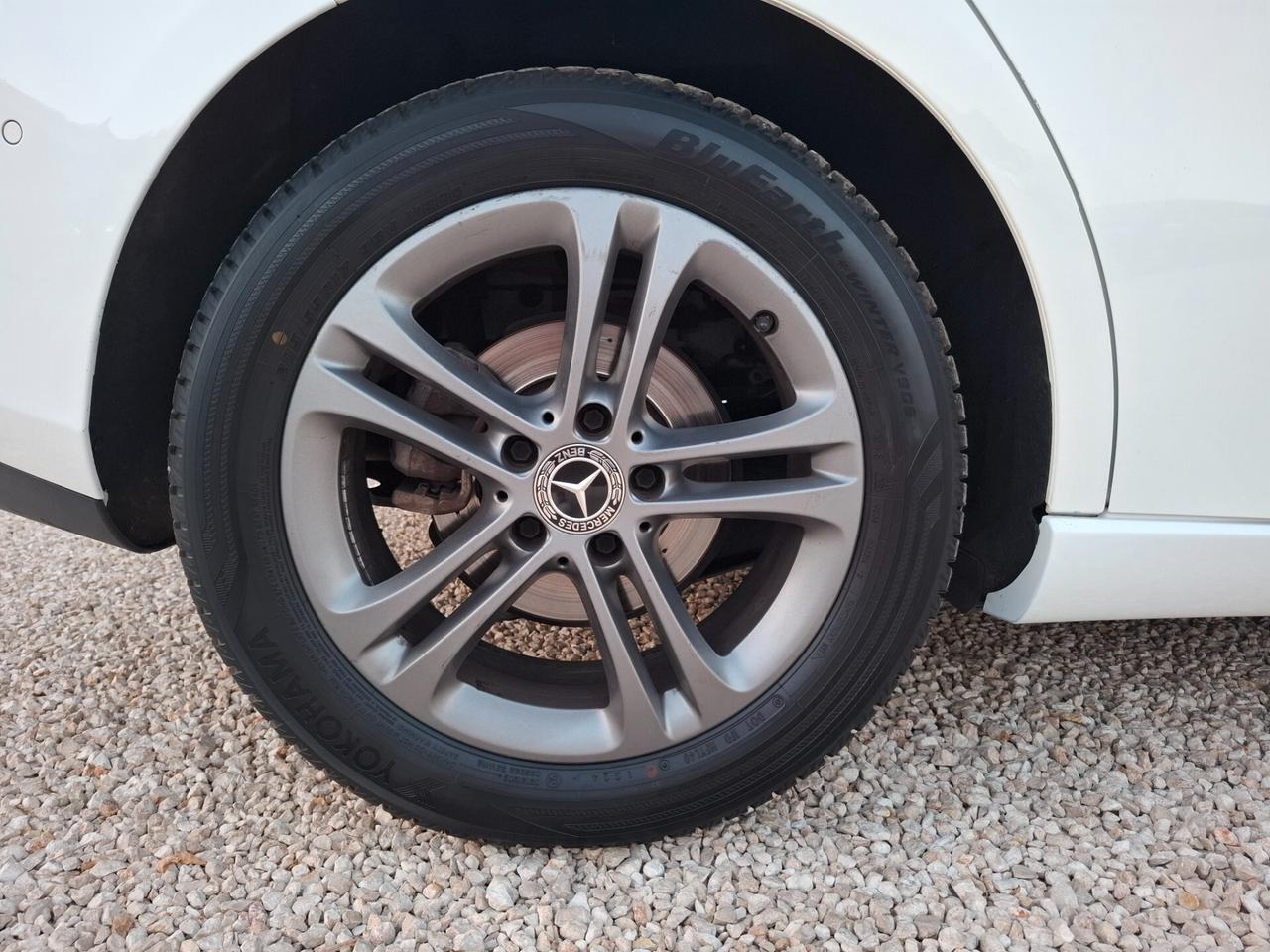 Mercedes B 180 d 115cv AUTOM. *NAVY-VIRTUAL- LED*