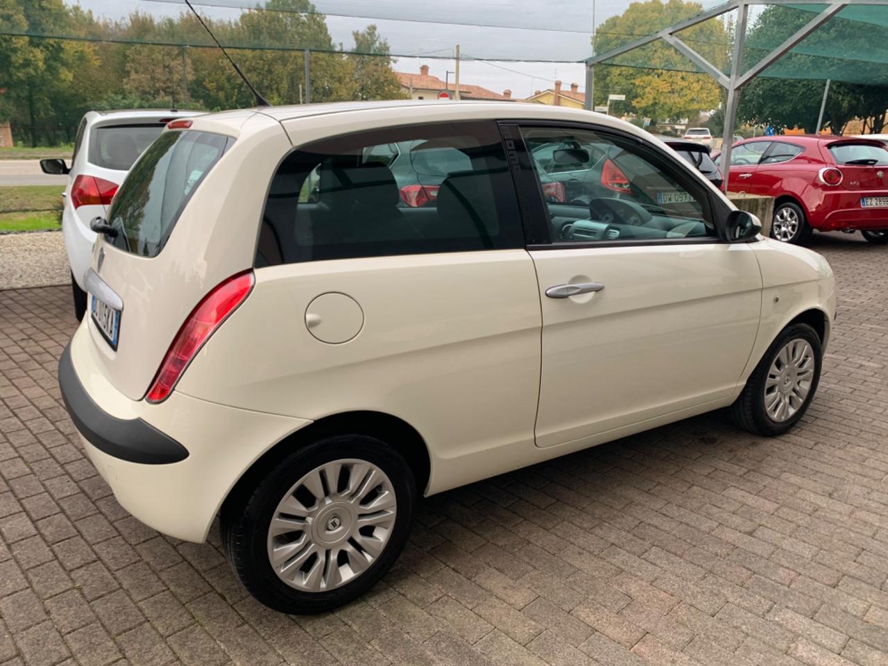 Lancia Ypsilon 1.2 Momo Design