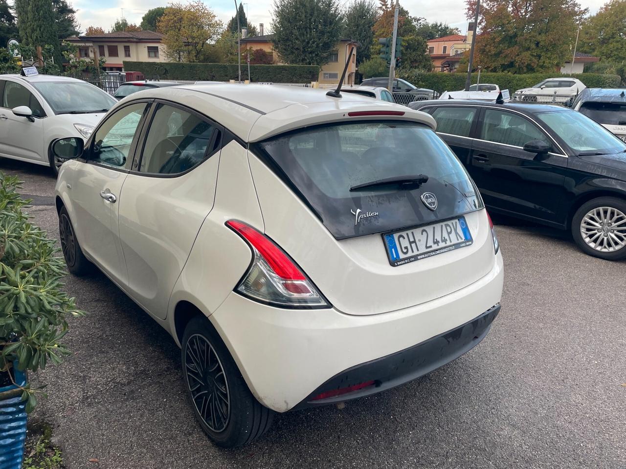Lancia Ypsilon 1.0 FireFly 5 porte S&S Hybrid Ecochic Silver