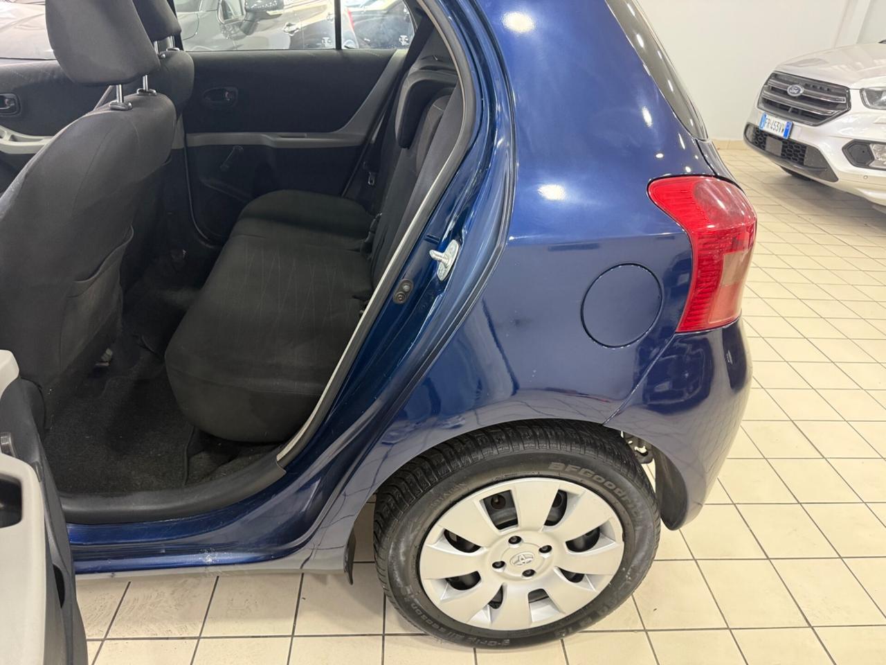 Toyota Yaris 1.0 benzina nuova