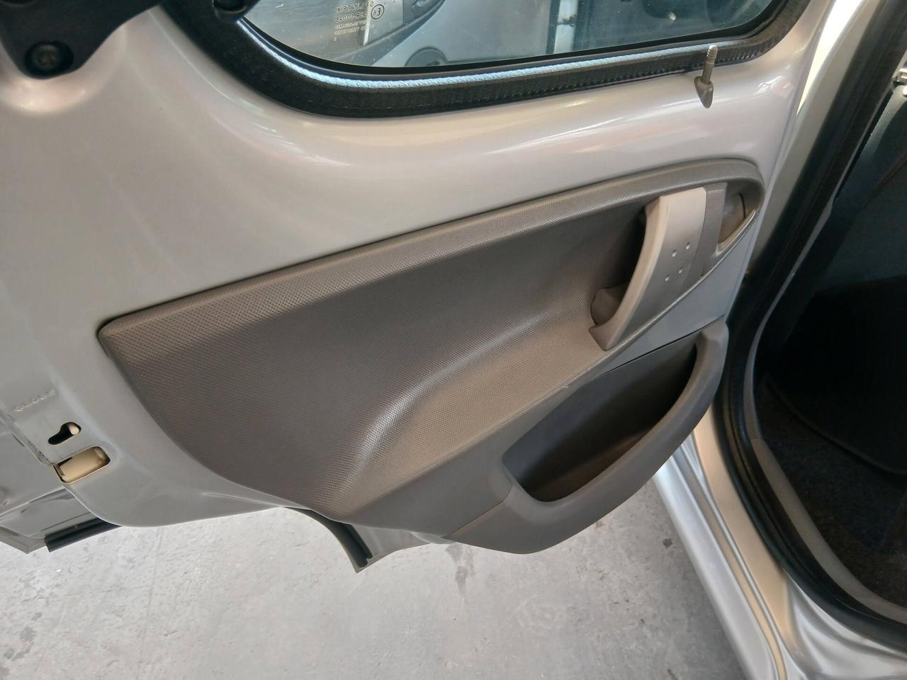 Peugeot 107 1.0b 5p solo km132000 full 10