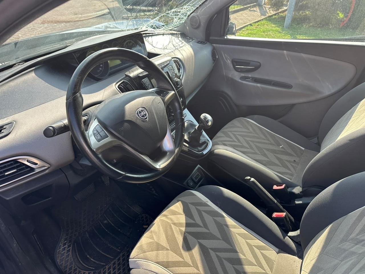 Lancia Ypsilon 0.9 TwinAir 85 CV 5 porte S&S DFN Platinum