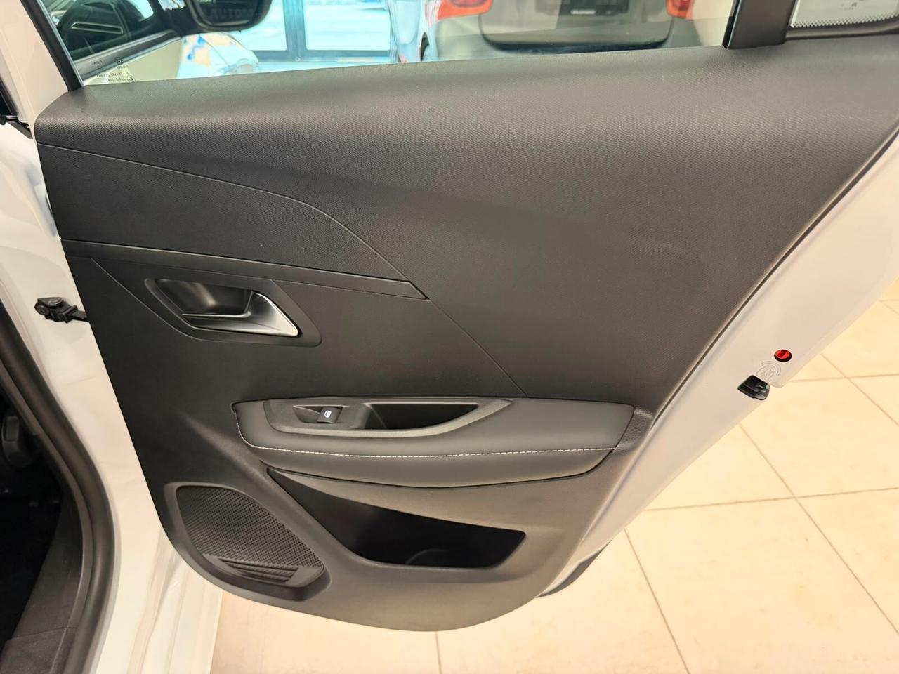 Peugeot 208 Hybrid 100 e-DCS6 Allure a rate da 185 €