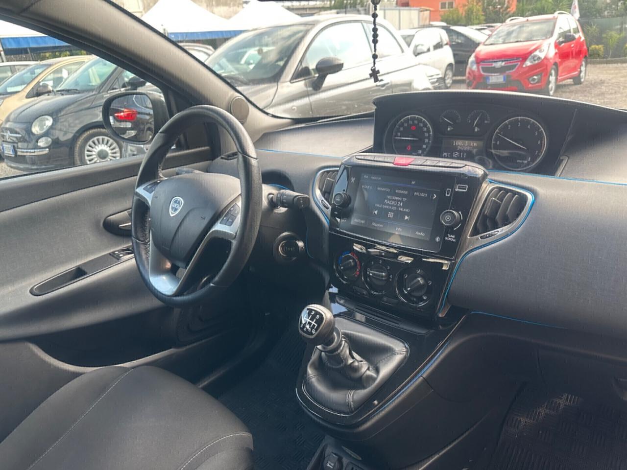 Lancia Ypsilon 1.0 FireFly 5 porte S&S Hybrid Ecochic Silver