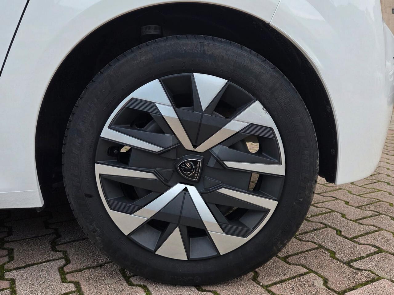 Peugeot 208 PureTech 75 cv STYLE