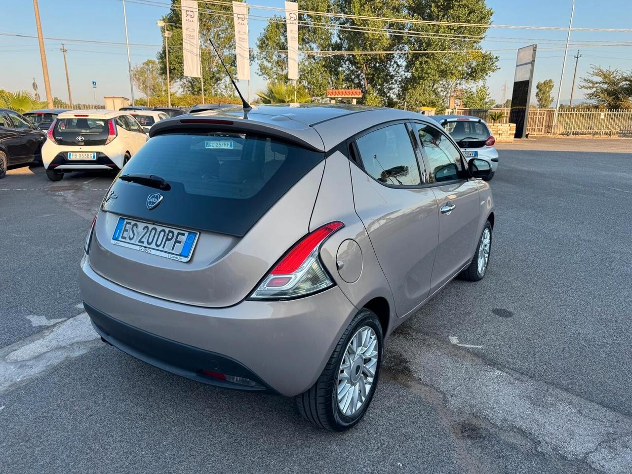 Lancia Ypsilon 1.2 BENZ 69CV GOLD 2013