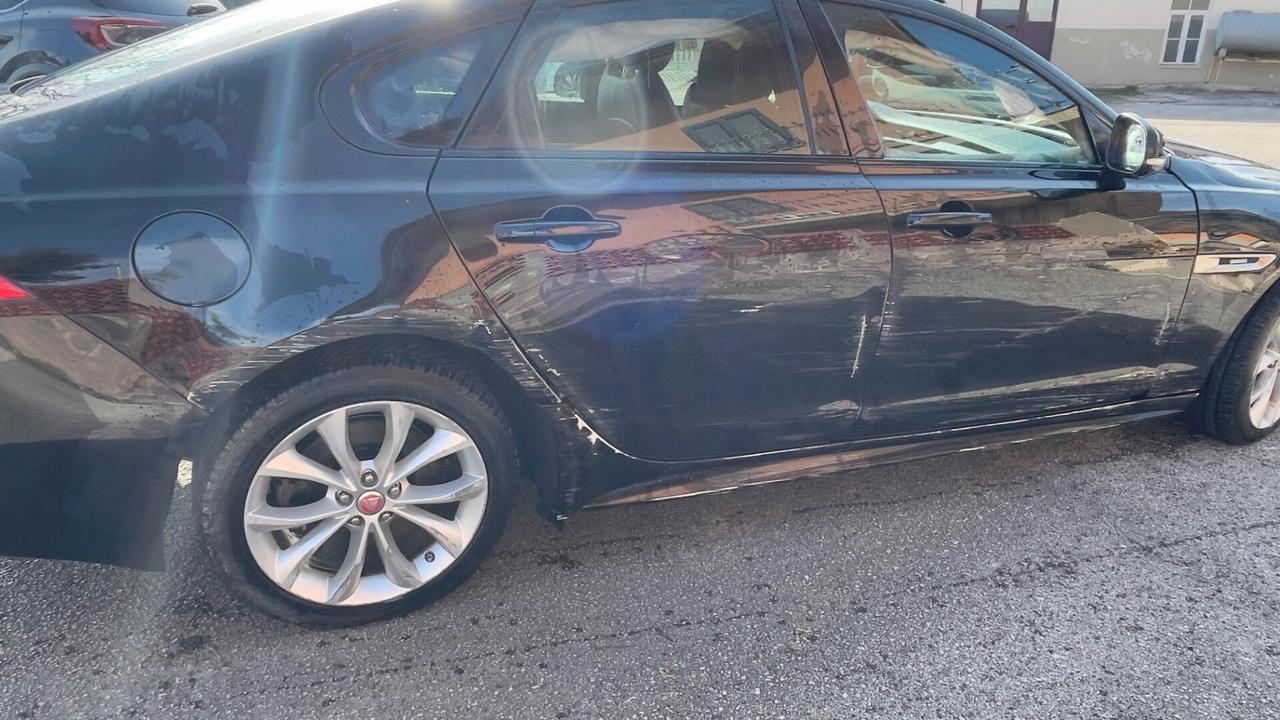 Jaguar XF 2.0 D 180 CV aut. R-Sport /(incidentata)