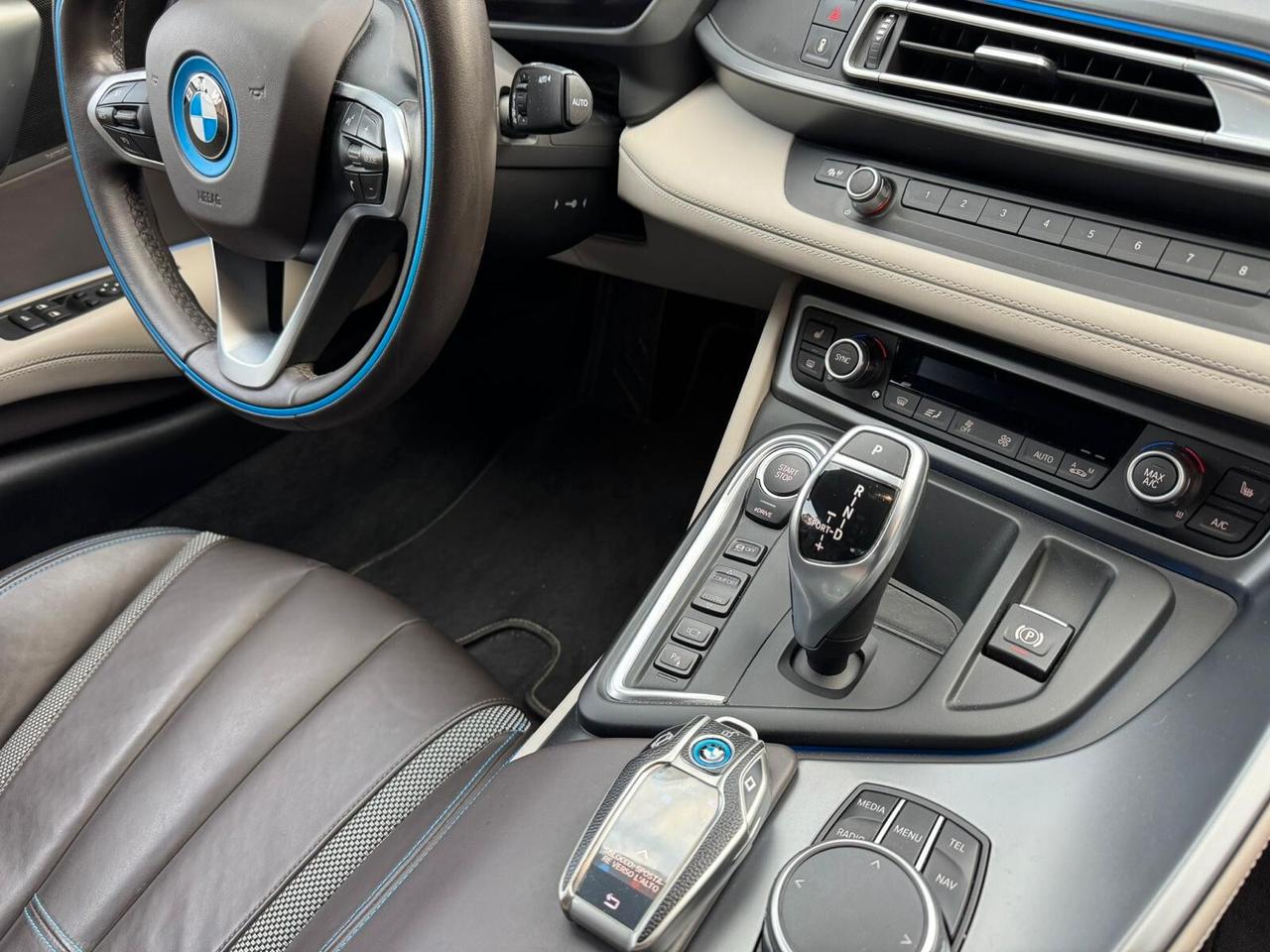 BMW i8 COUPE' TRE VOLUMI HYBRID 231cv