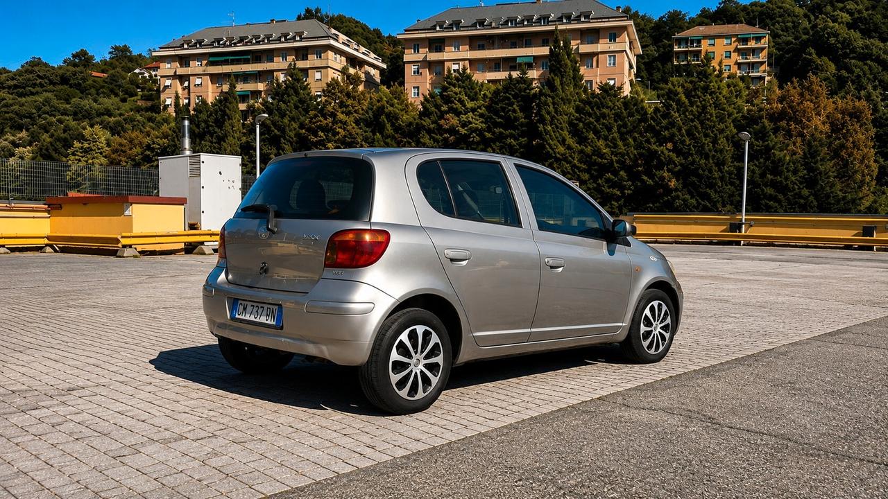 TOYOTA YARIS 1.0 BENZINA 5 PORTE – DISTRIBUZIONE A CATENA – PERFETTA NEOPATENTATI 122.000 km certificati Consumi bassissimi Motore Toyota