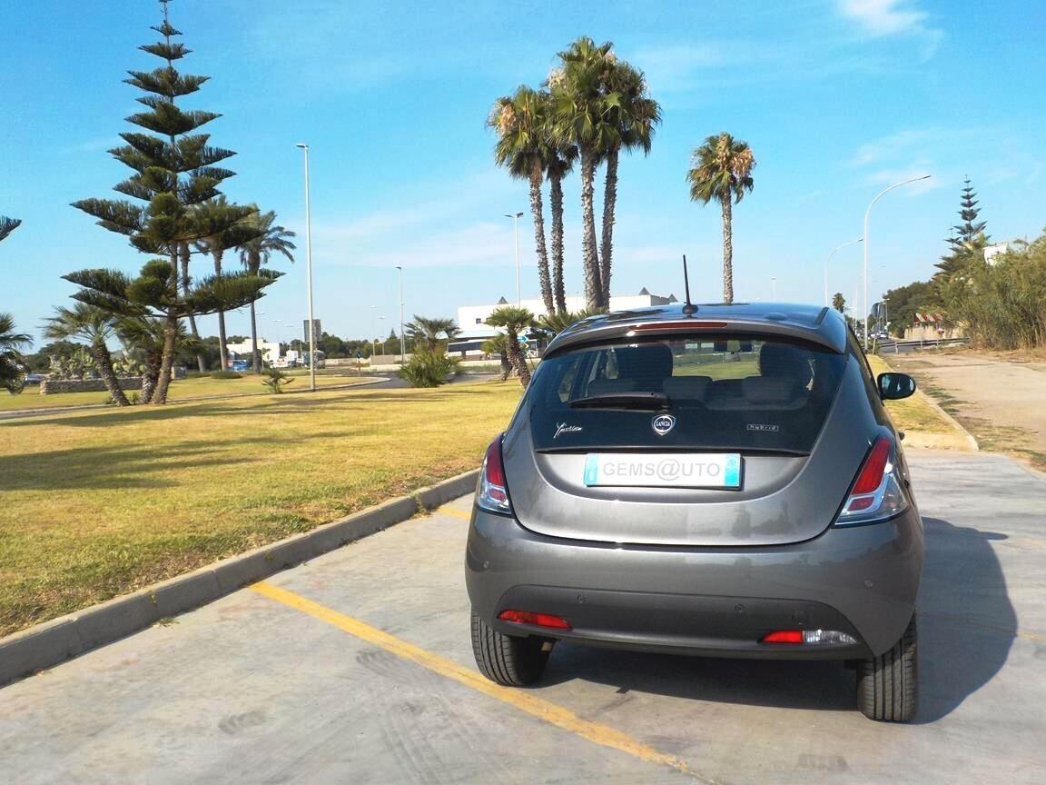 Lancia Ypsilon 1.0 FireFly 5 porte S&S Hybrid Ecochic Silver