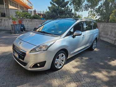 Peugeot 5008 1.6 Diesel Allure 7 Posti – Tetto Panoramico – Navigatore – KM CERTIFICATI