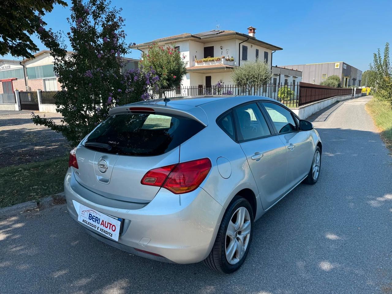 Opel Astra allestimento Cosmo