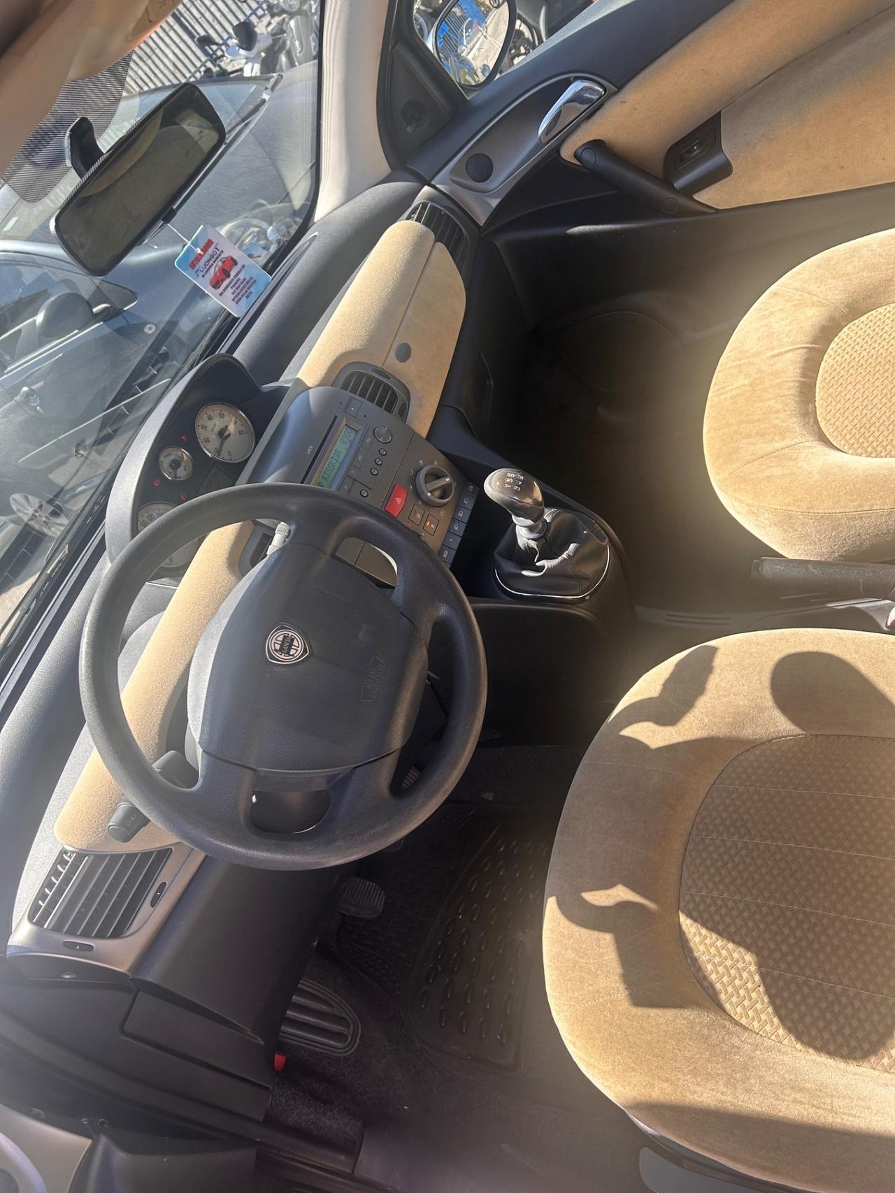 Lancia Ypsilon 1.4 16V Platino