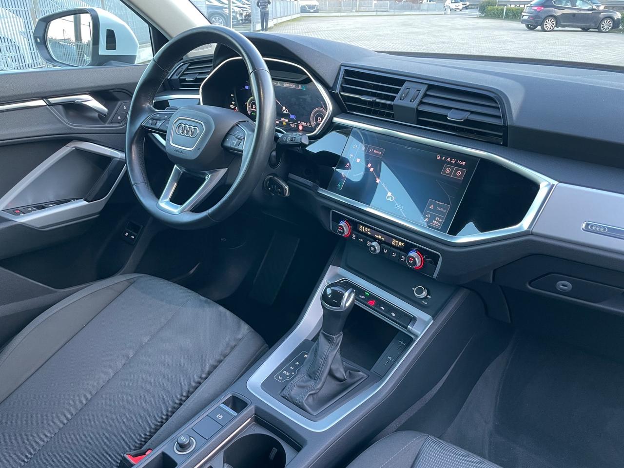 Audi Q3 45 TFSI e S tronic Business