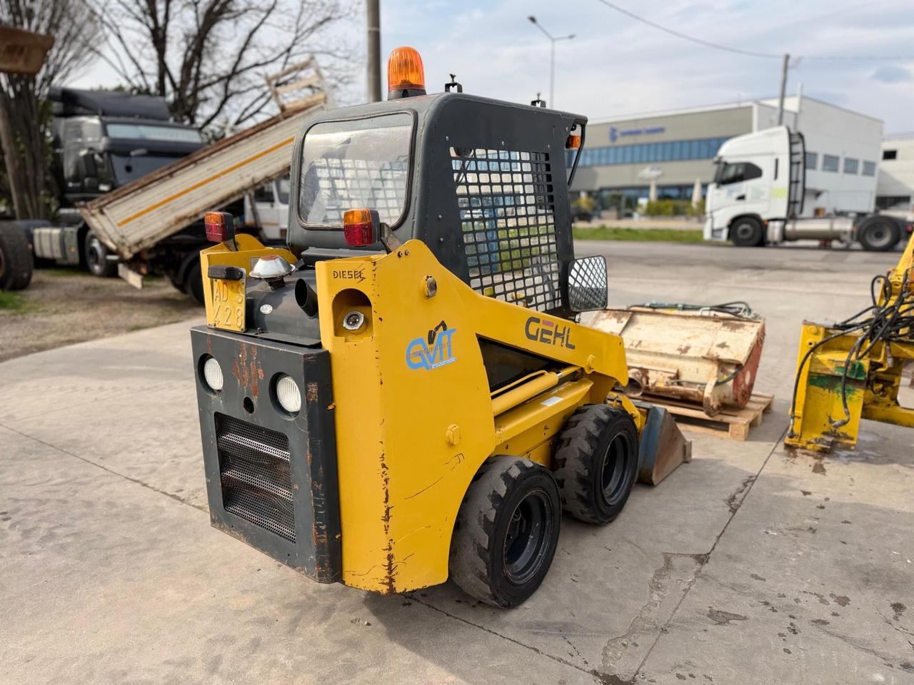 Mini pala GEHL SL 1625 con accessori