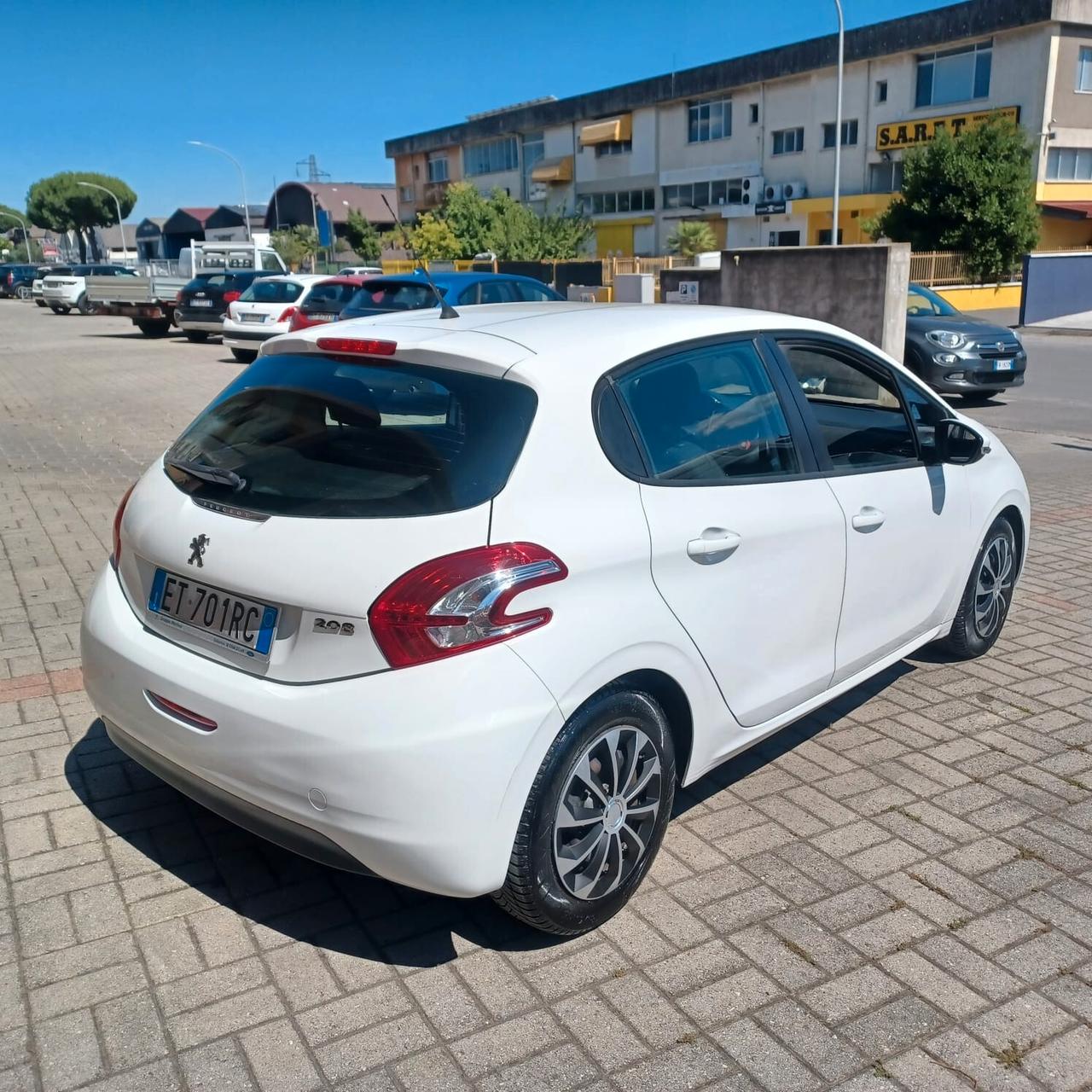 SEMBRA NUOVA PEUGEOT 208 1.4 GPL DI FABBRICA