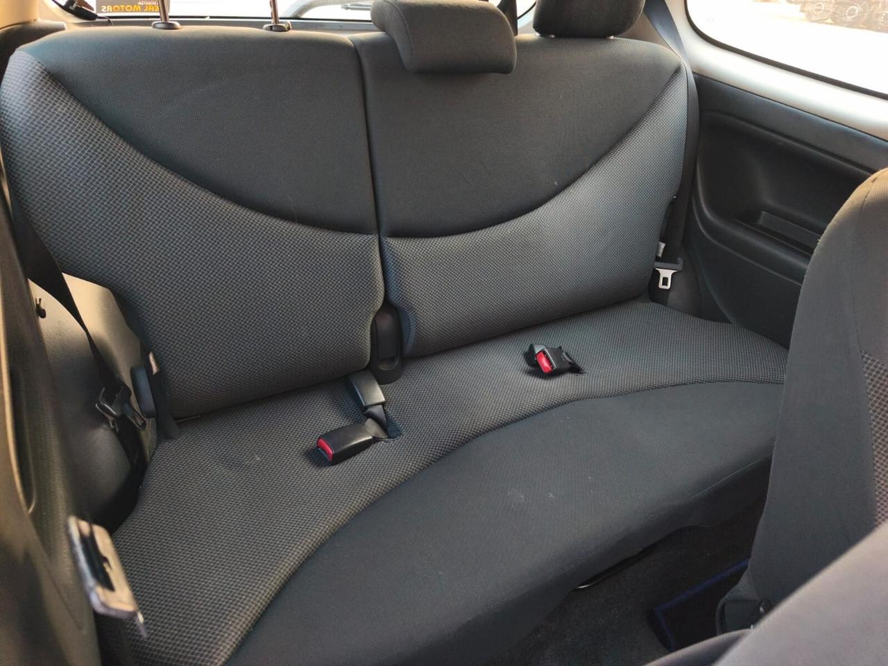 Toyota Yaris 2004---1.0 Benzina Neopatentati