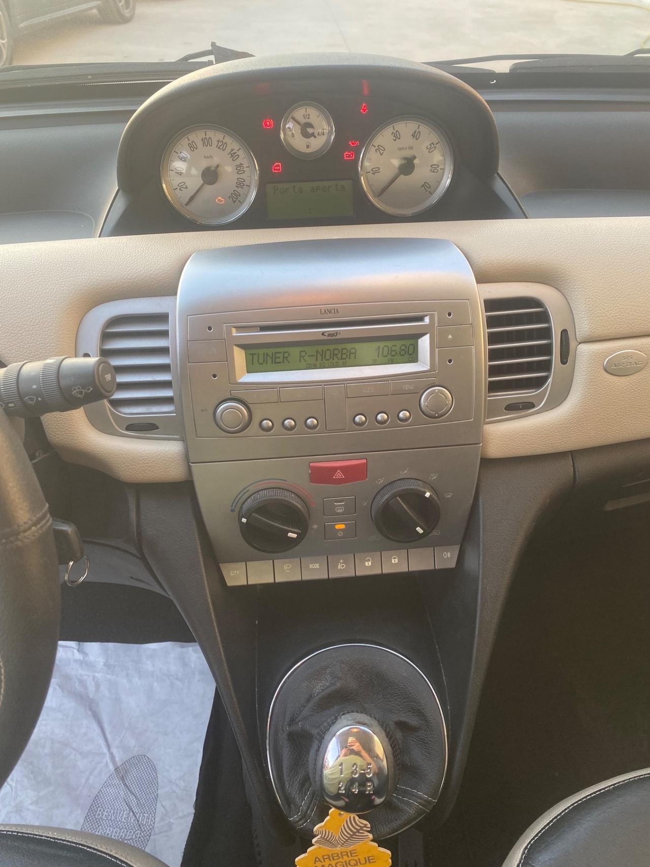Lancia Ypsilon 1.3 MJT 75 CV Platino