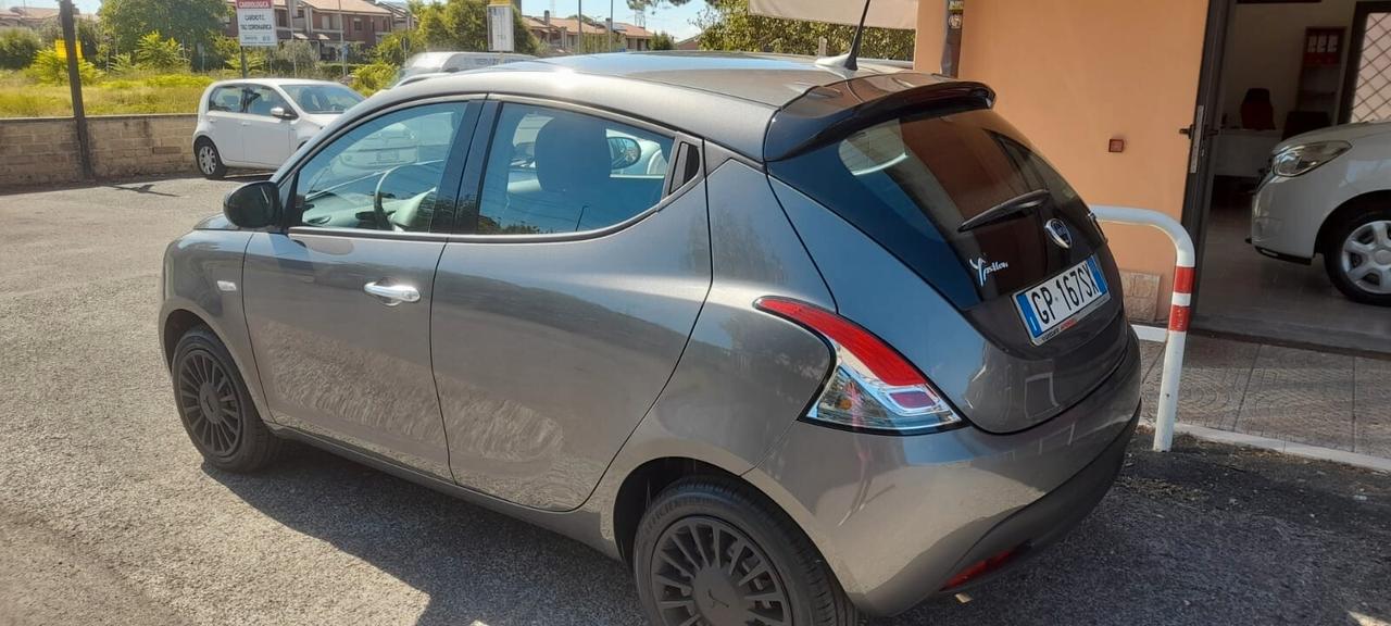 Solo per uso noleggio jeep Avenger Renault Clio automatica Lancia Ypsilon ibrida