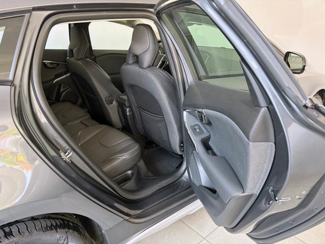 VOLVO V40 Cross Country D2 1.6 Summum