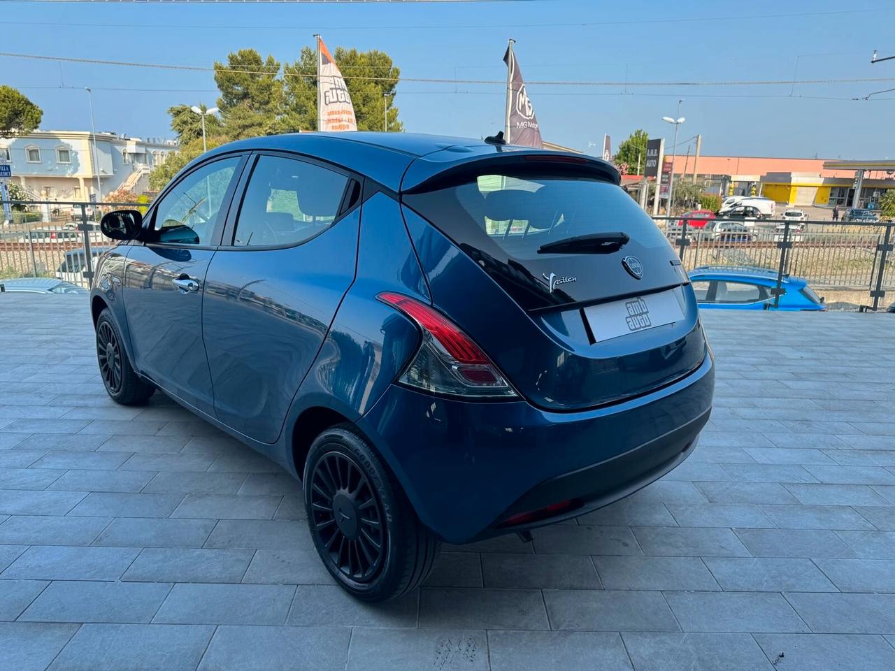 Lancia Ypsilon 1.0 FireFly 5 porte S&S Hybrid Silver