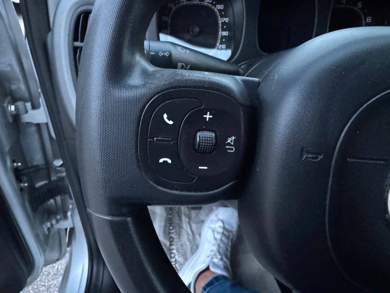 Fiat Panda 1.2 Lounge 2018 COMANDI AL VOLANTE