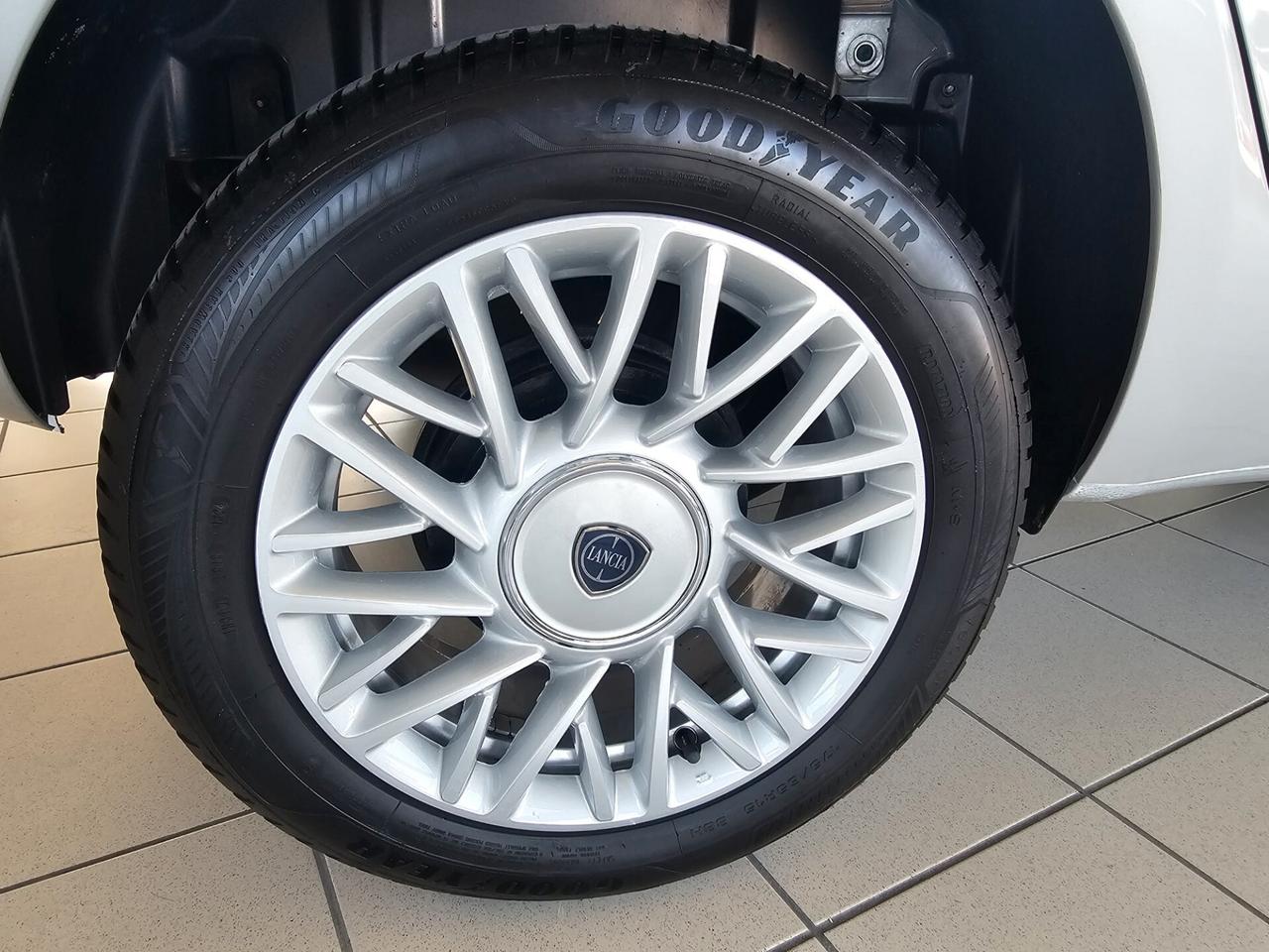 Lancia Ypsilon 0.9 TwinAir 85 CV 5 porte Metano Ecochic Gold