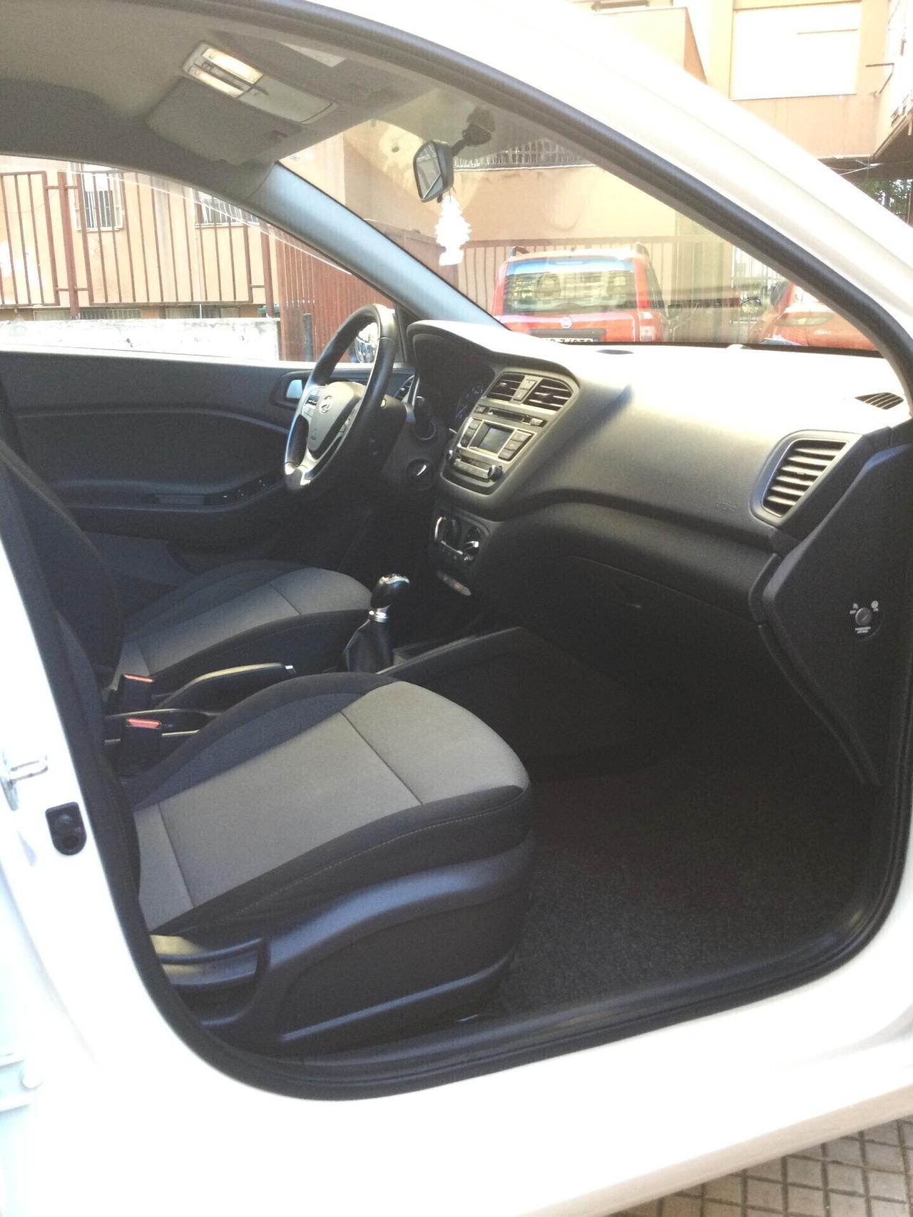 Hyundai i20 1.2 84 CV 5 porte Blackline