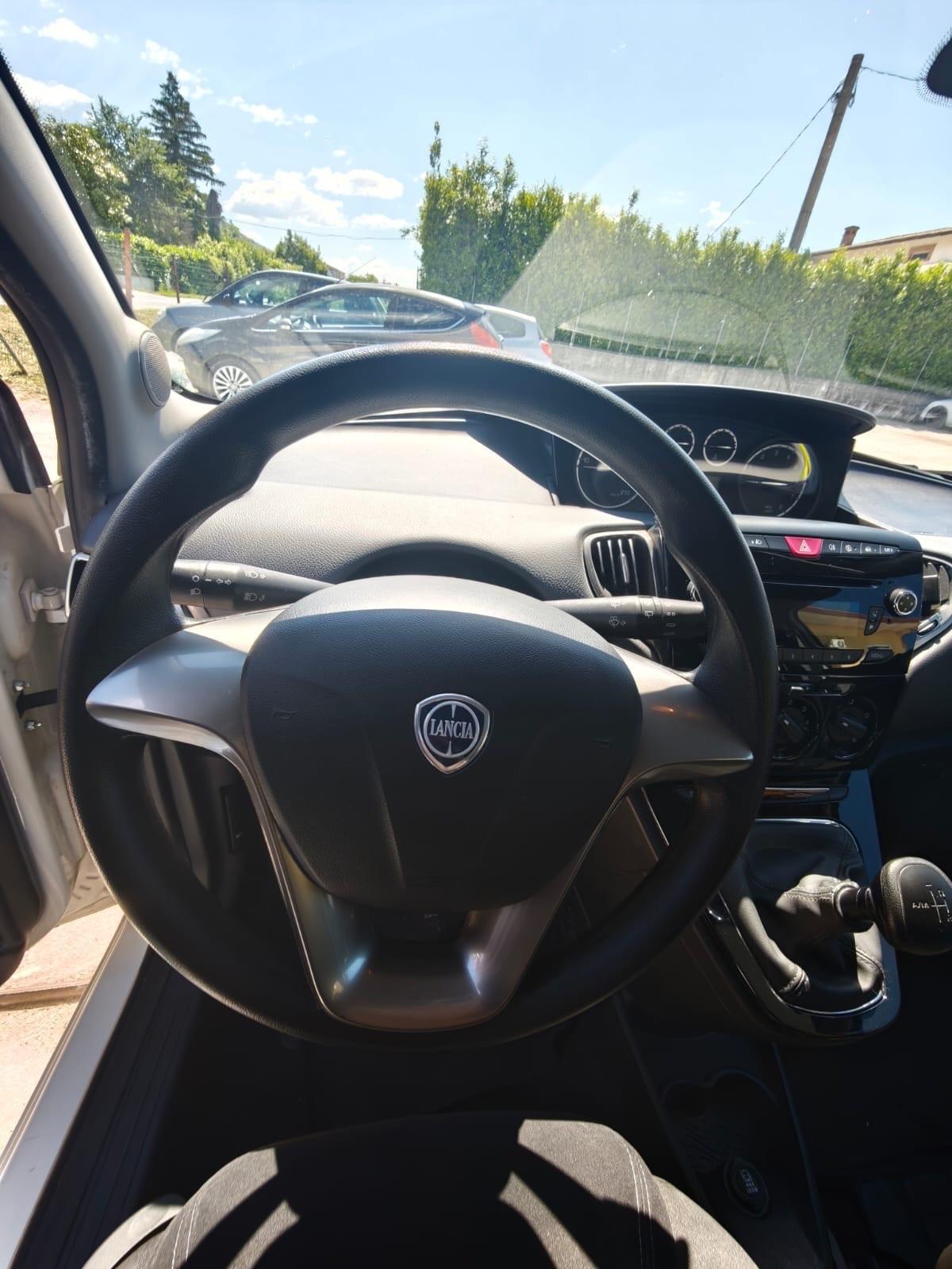 Lancia Ypsilon 0.9 TwinAir 85 CV cambio automatico km 58 mila