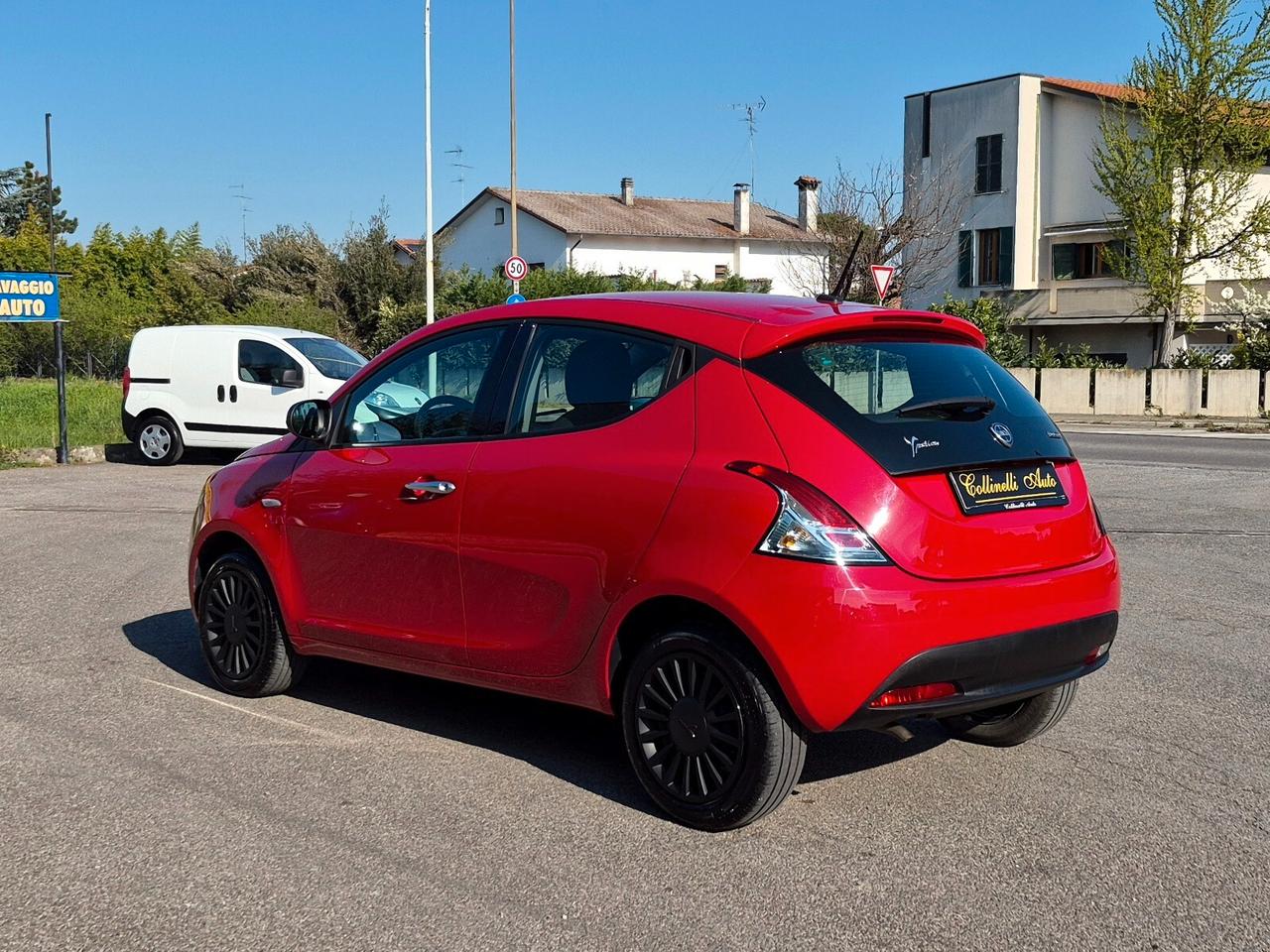 Lancia Ypsilon 1.0 FireFly Hybrid Silver