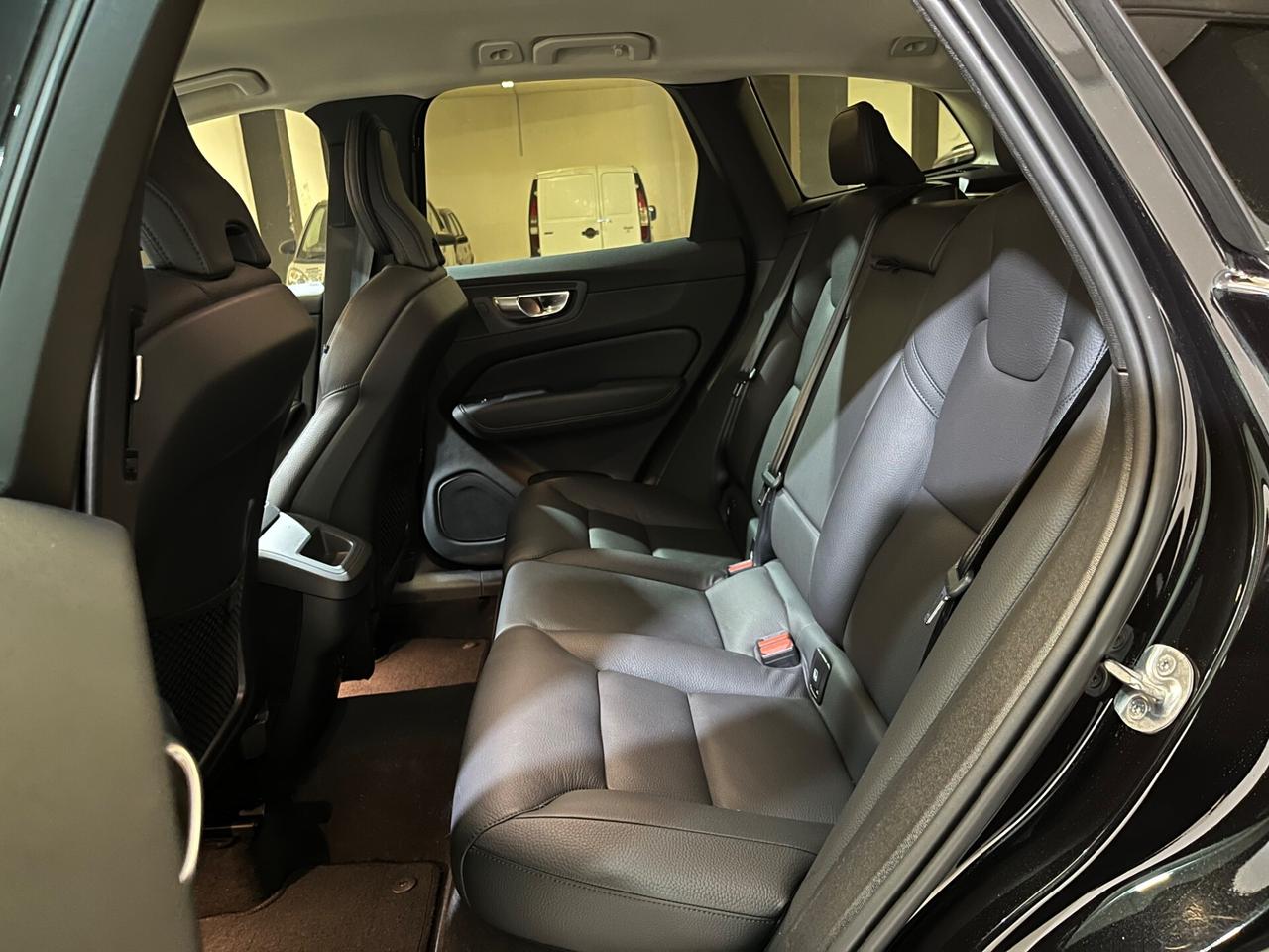 Volvo XC60 B4 (d) AWD automatico Ultimate Dark