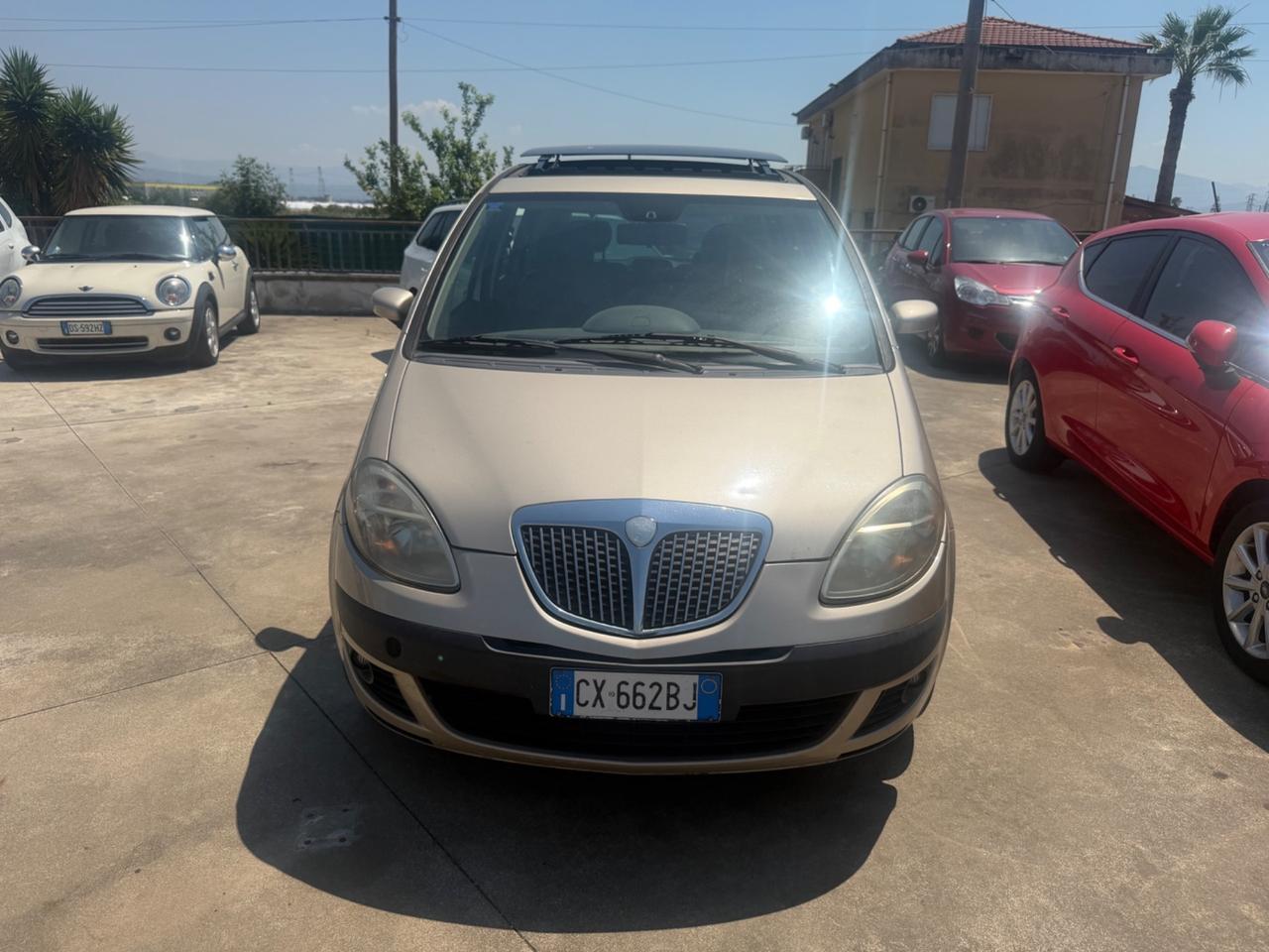 Lancia Ypsilon 1.4 16V Platino