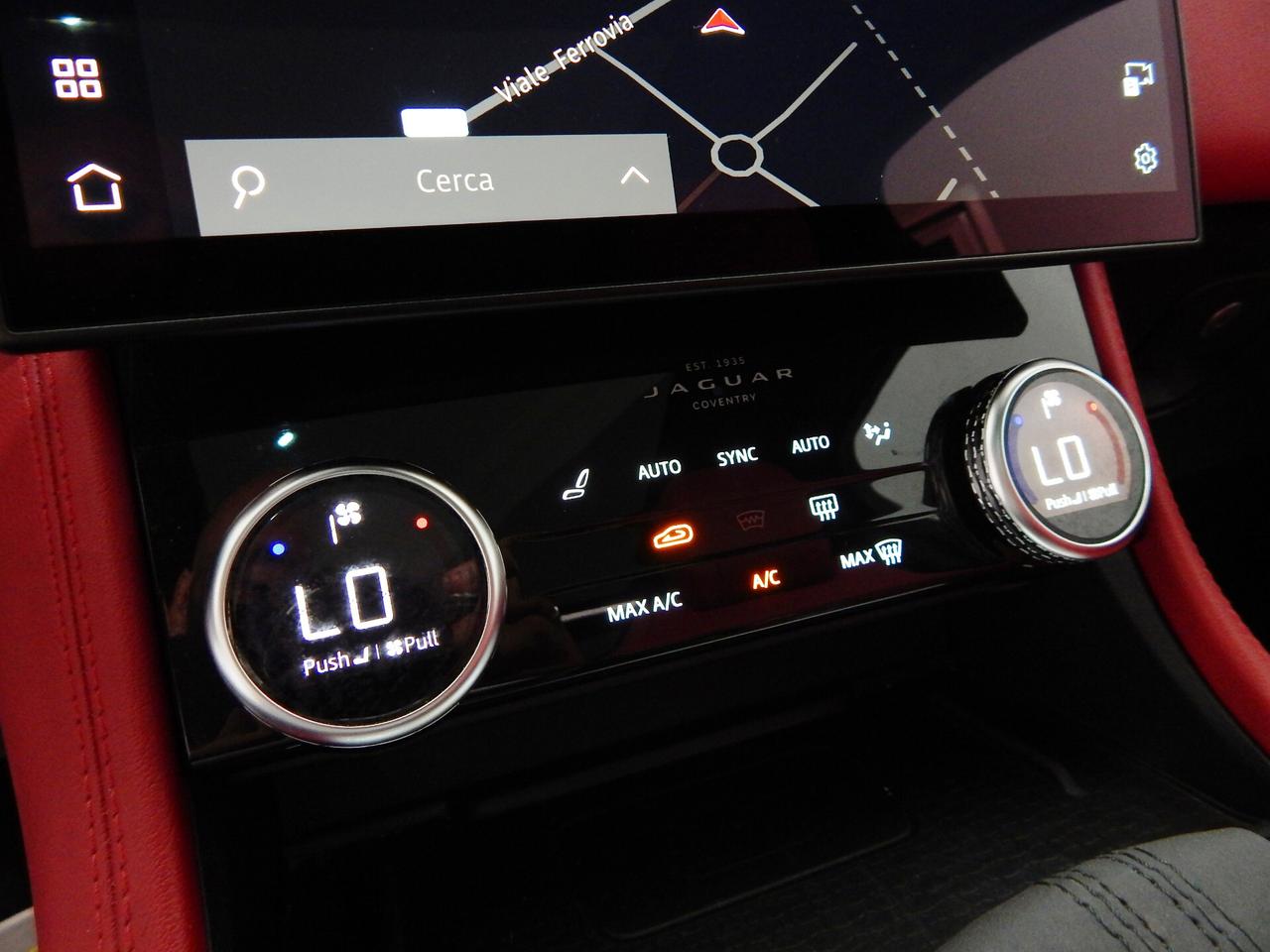 Jaguar F-Pace 2.0d i4 mhev R-Dynamic Black AWD 204cv Aut. TETTO-PELLE ROSSA-NAVI-LED