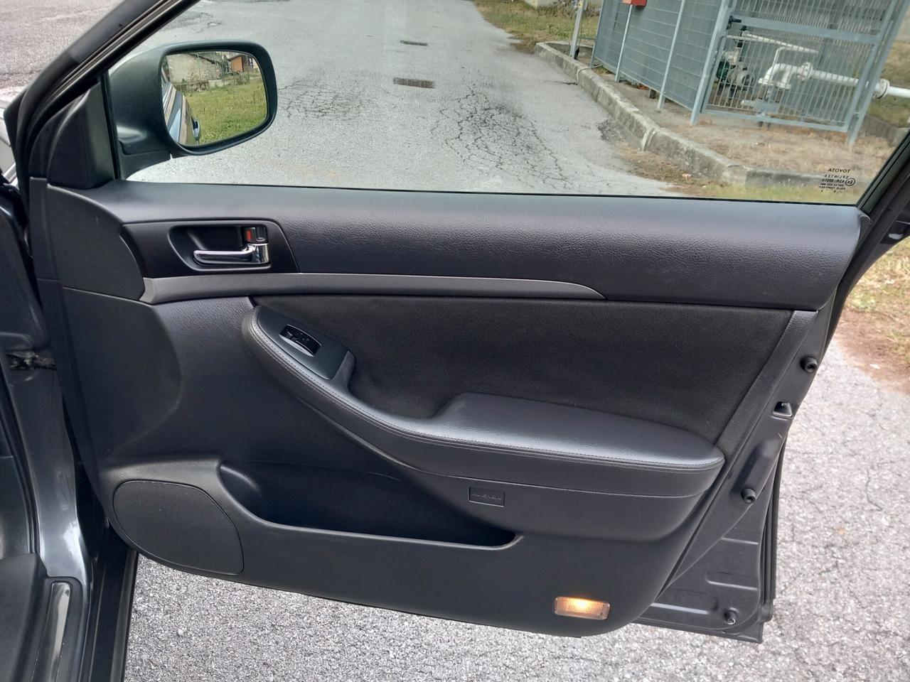 Toyota Avensis SW 2.2 D-4D KM 113000!!!