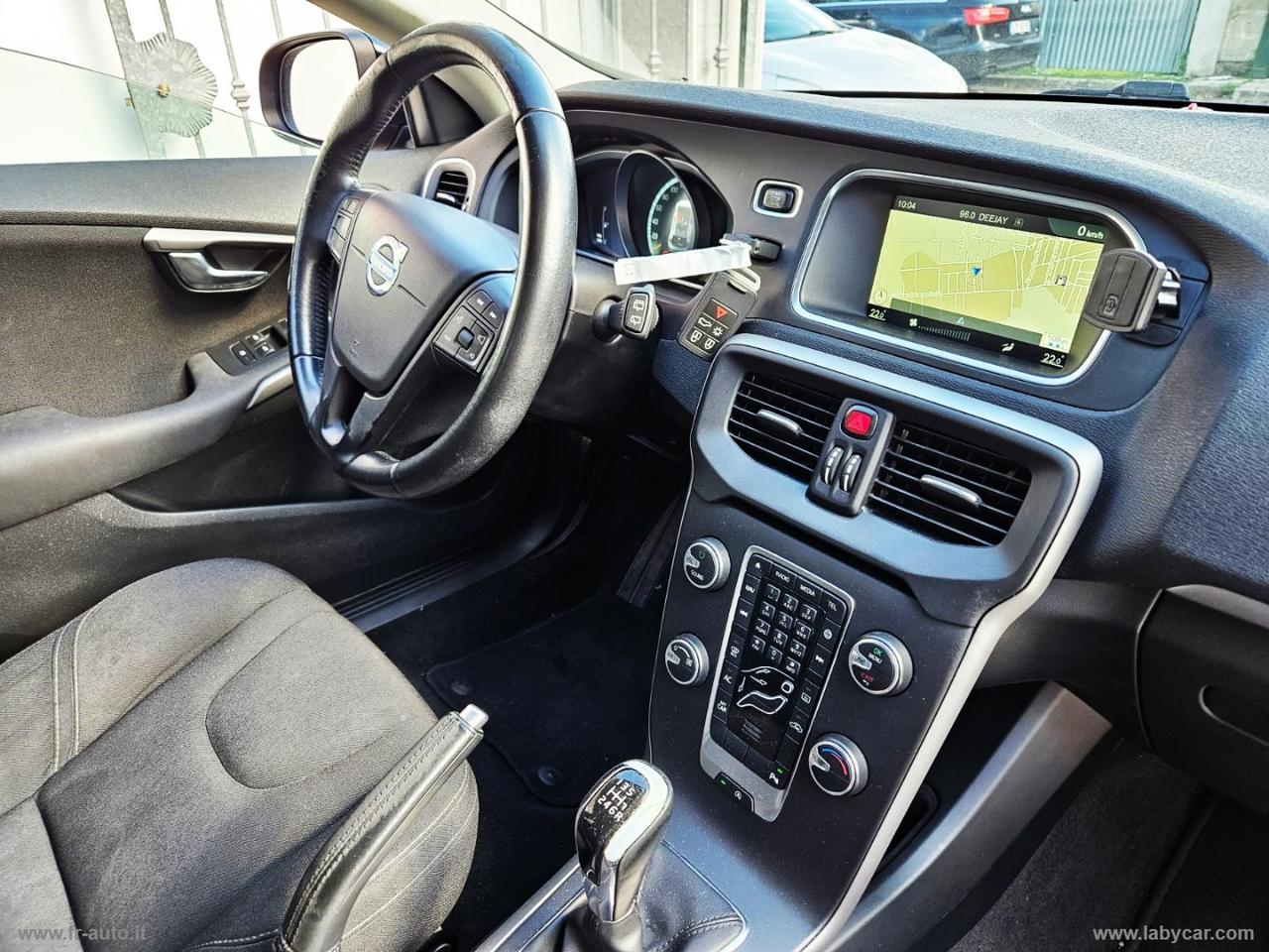 VOLVO V40 D2 R-design Momentum