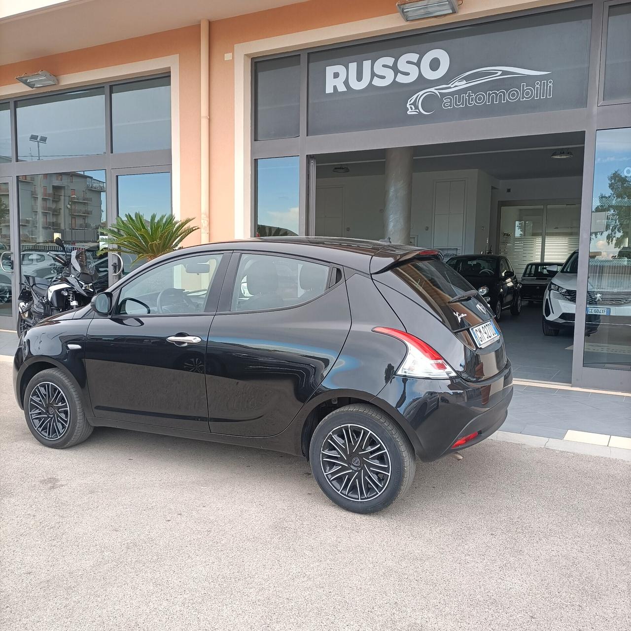 Lancia Ypsilon 1.0 FireFly 5 porte S&S Hybrid Silver