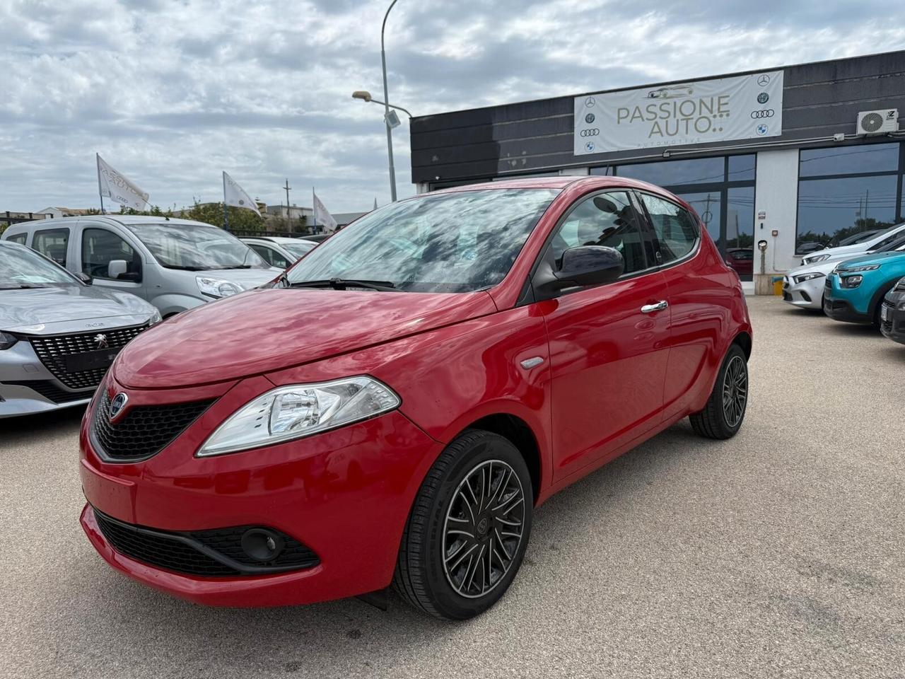 Lancia Ypsilon 1.0 FireFly 5 porte 70 CV S&S Hybrid Ecochic Gold
