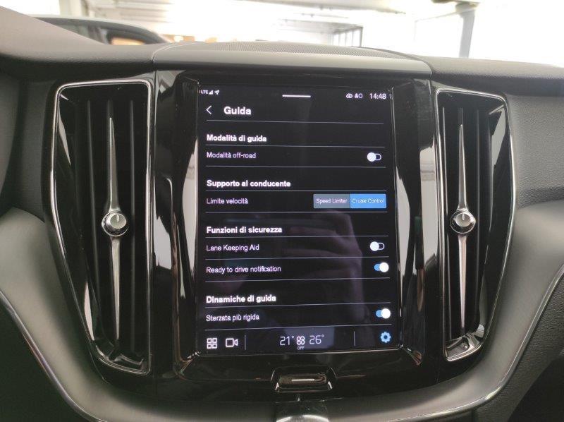 VOLVO XC60 (2017-->) - XC60 B4 Geartronic Momentum