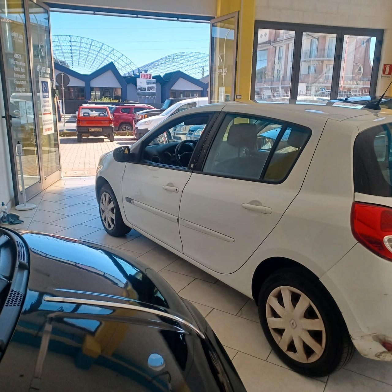 NEOPATENTATI CLIO 1.2 AFFIDABILE GARANZIA 12 MESI